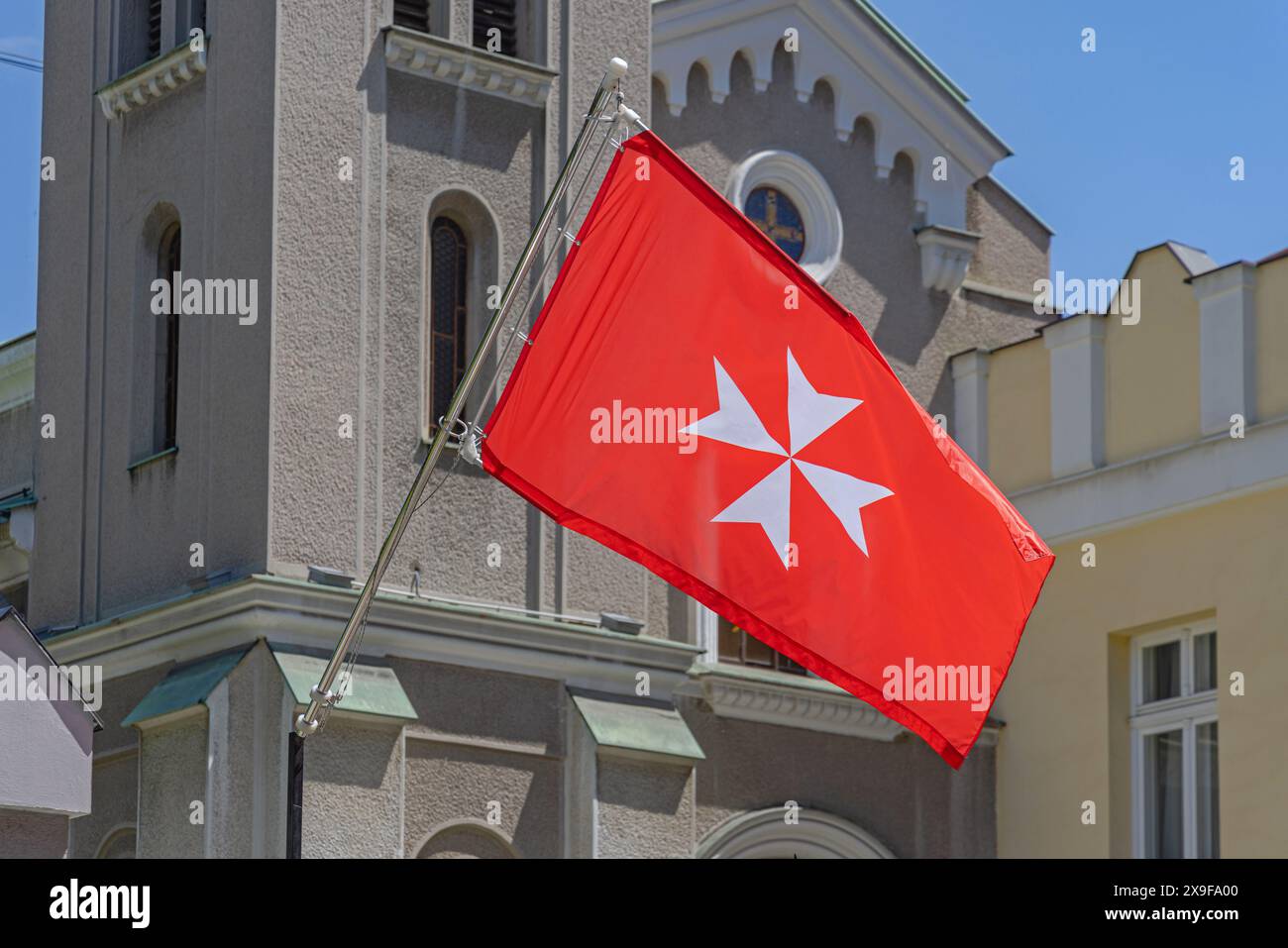 Belgrad, Serbien - 11. Mai 2024: Diplomatische Mission des Souveränen Malteserordens mit roter Flagge mit weißem maltesischem Kreuz in der Krunska-Straße in der Hauptstadt CIT Stockfoto