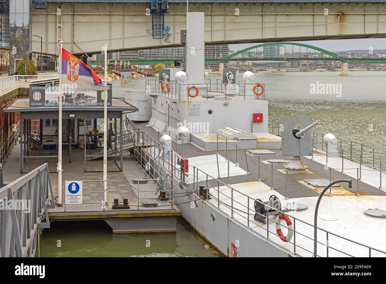 Belgrad, Serbien - 11. März 2024: Eingang Gang Way zu Kultur Schatzfluss Schiffsmonitor Sava Militärmuseum Ausstellung. Stockfoto