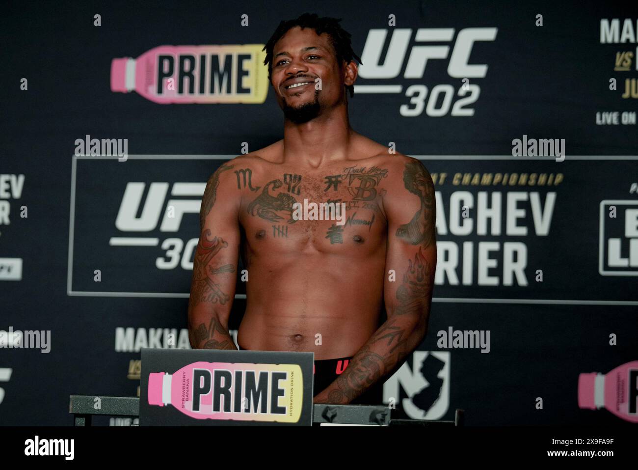 Newark, Newark, NJ, USA. 31. Mai 2024. Kevin Holland posiert auf der Skala während des UFC 302: Wiegh-in (offizielles Wiegen) im Prudential Center am 31. Mai 2024 in Newark, USA. (Foto von Matt Davies/PxImages) (Credit Image: © Matt Davies/PX Imagens via ZUMA Press Wire) NUR ZUR REDAKTIONELLEN VERWENDUNG! Nicht für kommerzielle ZWECKE! Stockfoto