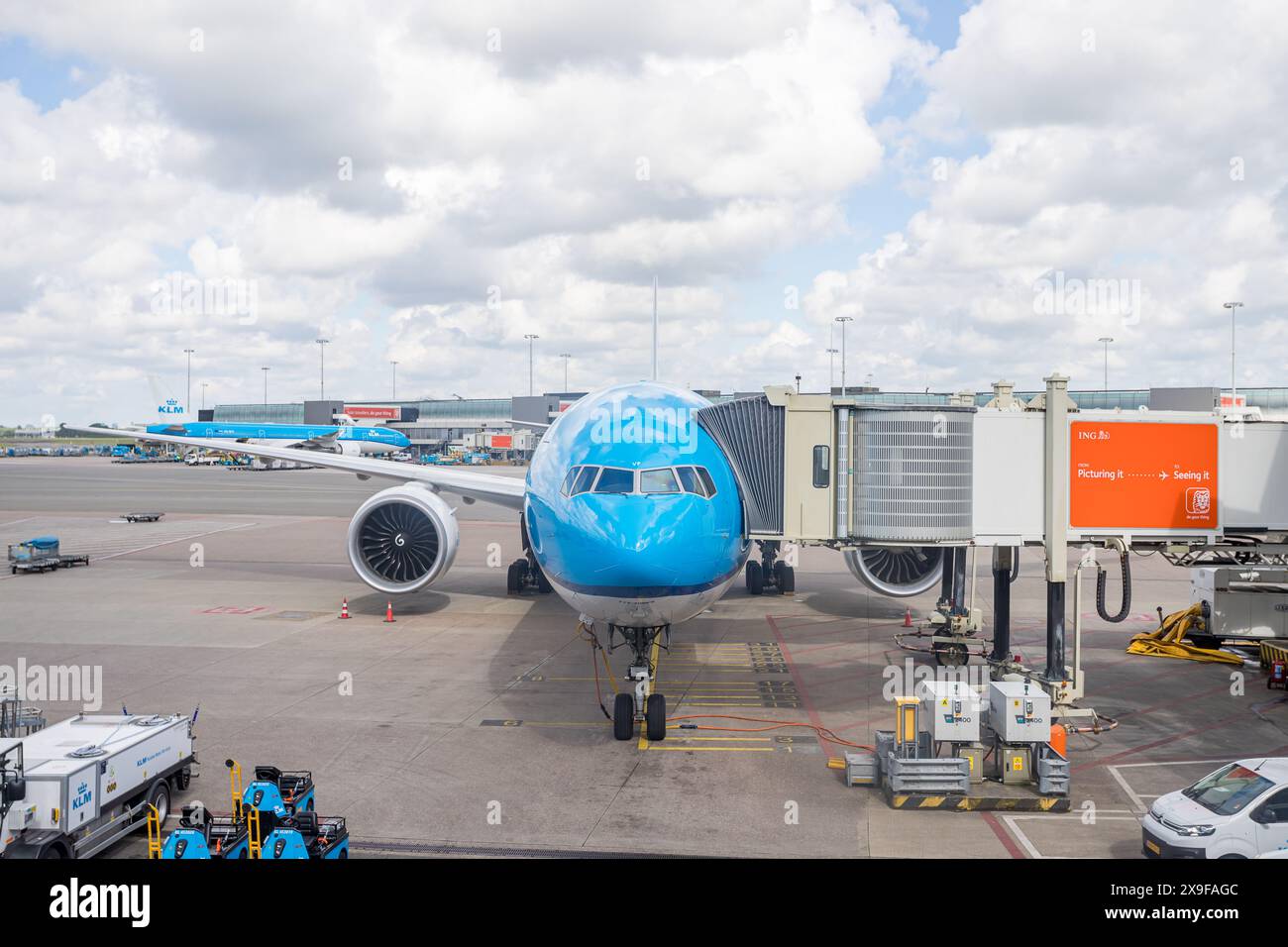 Ein KLM-Flugzeug, das am 29. Mai 2024 in einem Gate am Flughafen Amsterdam Schiphol in den Niederlanden angekommen ist. Stockfoto