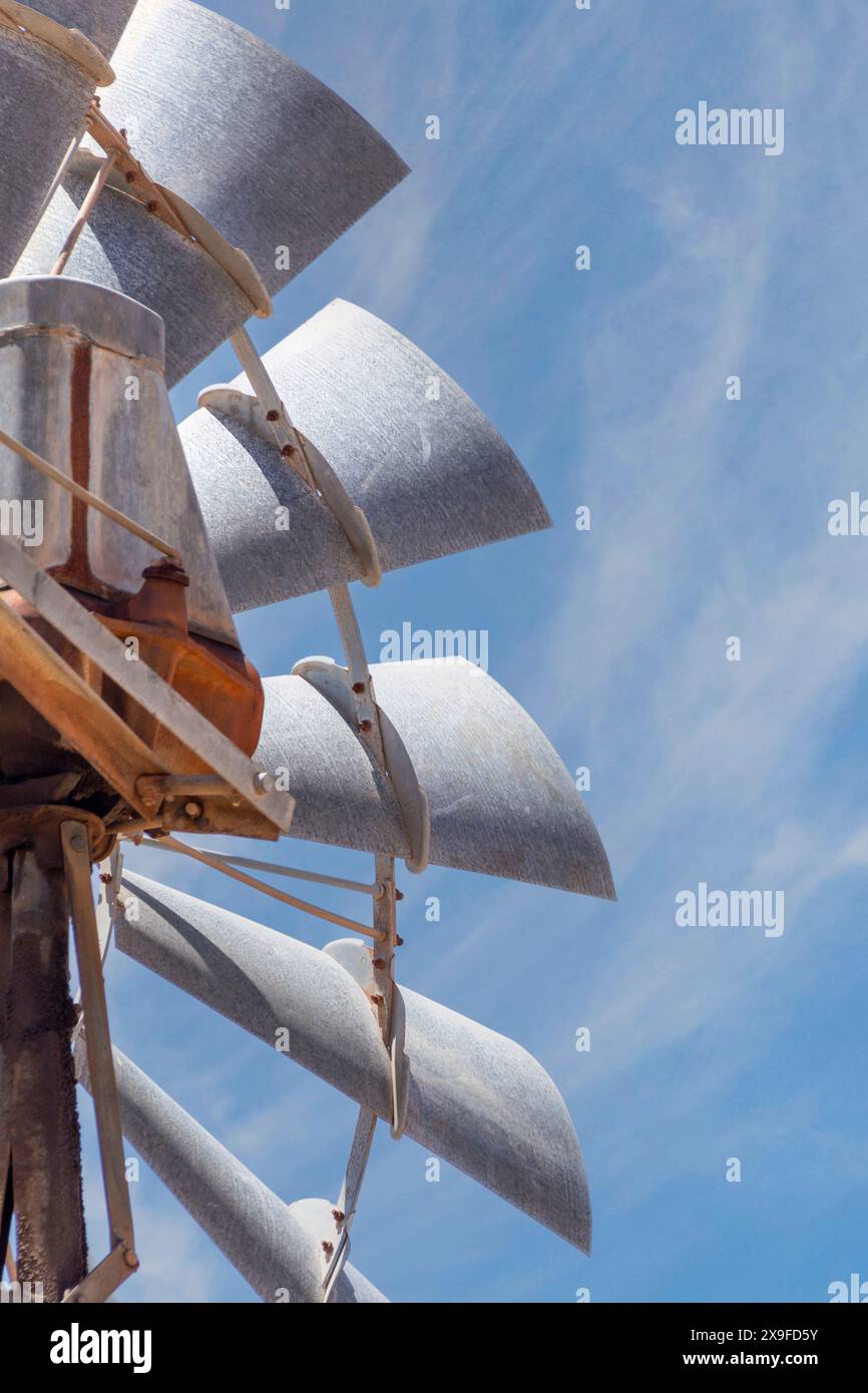 Nahaufnahme der Klingen einer altmodischen Metallwindpumpe, Western Australia, Australien Stockfoto