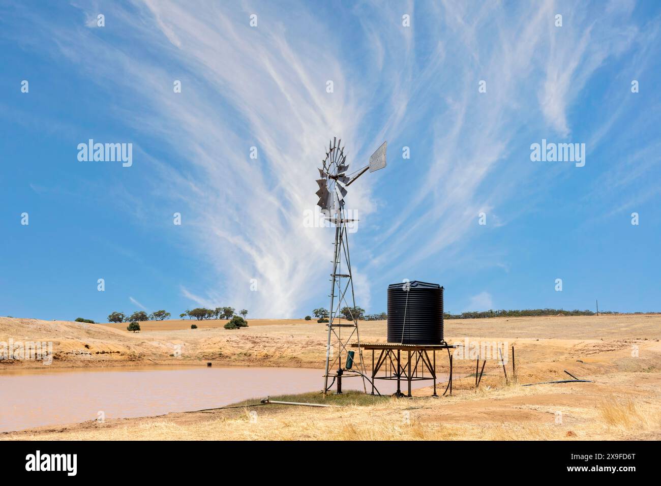 Alte Metallwindmühle in ländlicher Outback-Landschaft, Western Australia, Australien Stockfoto