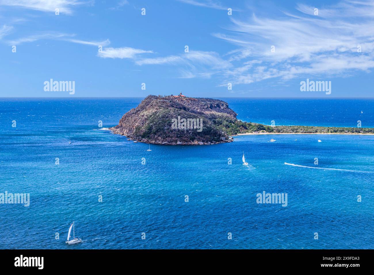 Boote, die über die Landzunge mit dem Leuchtturm Barrenjoey und Palm Beach fahren, Sydney, New South Wales, Australien Stockfoto