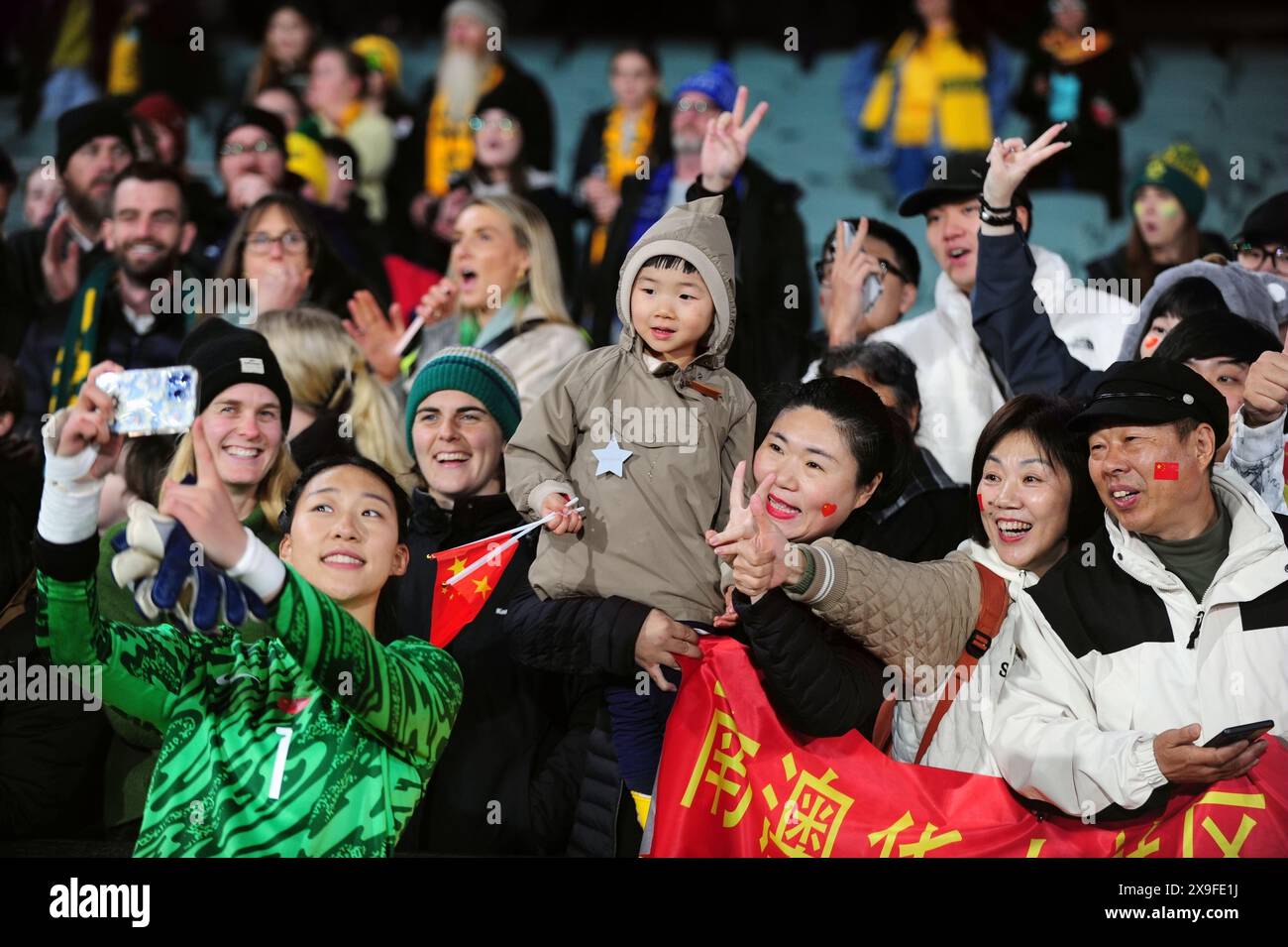 Adelaide, Australien. 31. Mai 2024. Xu Huan, Torhüter von China, macht ein Selfie mit den Zuschauern nach einem Freundschaftsspiel zwischen China und Australien in Adelaide, Australien, am 31. Mai 2024. Quelle: Zhang Jianhua/Xinhua/Alamy Live News Stockfoto