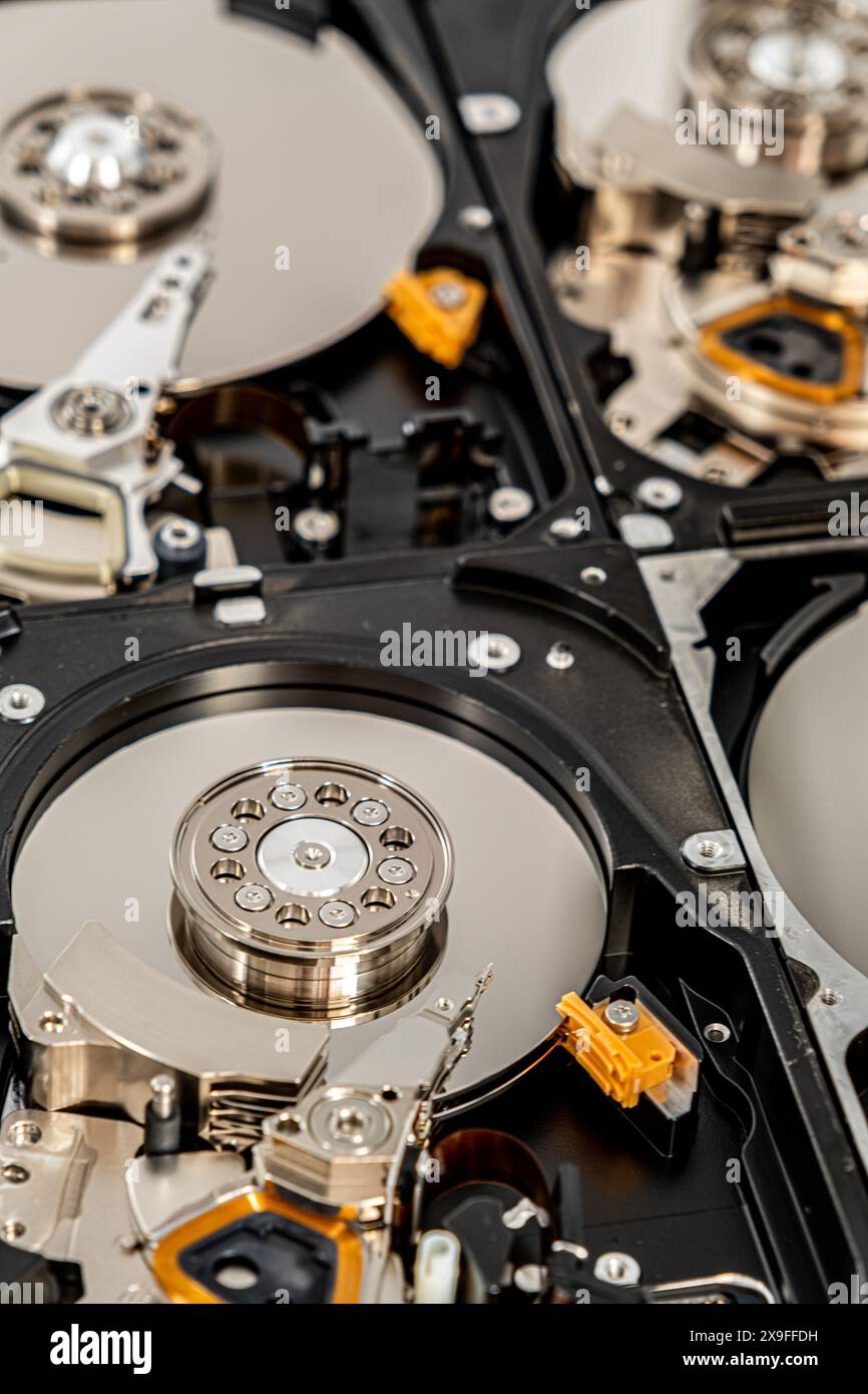 Demontierte Festplatte aus dem Computer, hdd mit Spiegeleffekt. Geöffnet Festplatte aus dem Computer hdd mit Spiegel. Ein Teil der Computer pc, l Stockfoto