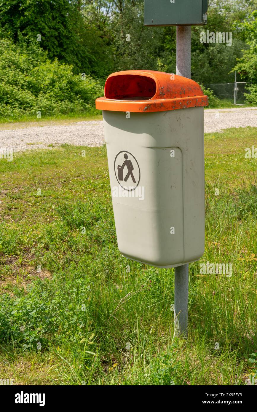 Mülleimer auf einem Parkplatz in der Nähe eines Outdoor- und Erholungsbereichs. Stockfoto