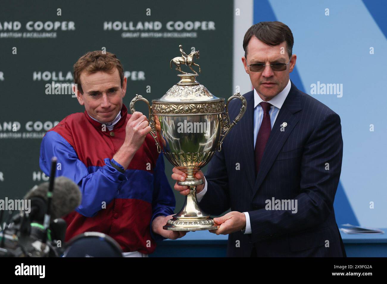 Epsom, Großbritannien. 31. Mai 2024. LUXEMBURG (IRE) (J) Ryan Moore (T) Aidan O’Brien gewinnt DEN HOLLAND COOPER KRÖNUNGSPREIS (KLASSE 1) (Gruppe 1) (British Champions Series), der am 31. Mai 2024 von König Charles auf der Epsom Racecourse, Epsom, Großbritannien, präsentiert wurde. Foto von Ken Sparks. Nur redaktionelle Verwendung, Lizenz für kommerzielle Nutzung erforderlich. Keine Verwendung bei Wetten, Spielen oder Publikationen eines einzelnen Clubs/einer Liga/eines Spielers. Quelle: UK Sports Pics Ltd/Alamy Live News Stockfoto