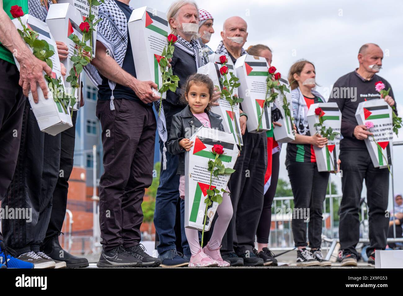 Aktivisten und Wohltätigkeitsorganisationen, darunter Show Israel the Red Card und Scottish Friends of Palestine, protestieren vor dem Qualifikationsspiel der Scotland Women gegen Israel Women Euro 2025 im Hampden Park in Glasgow und fordern einen sofortigen Waffenstillstand in Gaza. Bilddatum: Freitag, 31. Mai 2024. Stockfoto