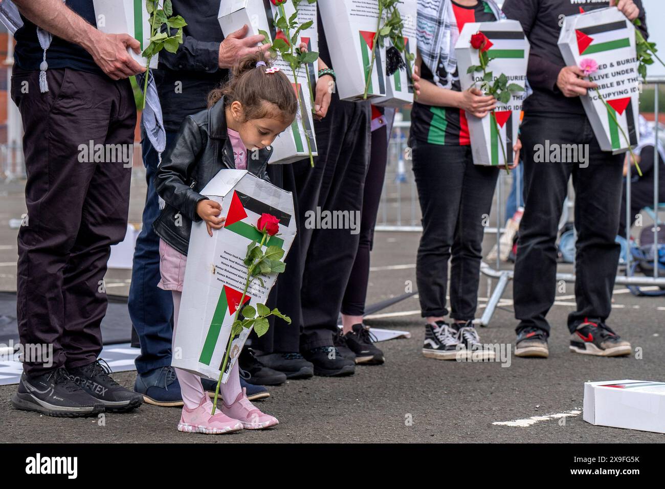 Aktivisten und Wohltätigkeitsorganisationen, darunter Show Israel the Red Card und Scottish Friends of Palestine, protestieren vor dem Qualifikationsspiel der Scotland Women gegen Israel Women Euro 2025 im Hampden Park in Glasgow und fordern einen sofortigen Waffenstillstand in Gaza. Bilddatum: Freitag, 31. Mai 2024. Stockfoto