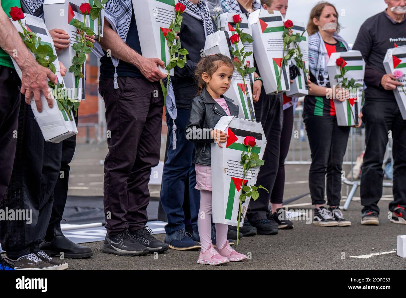 Aktivisten und Wohltätigkeitsorganisationen, darunter Show Israel the Red Card und Scottish Friends of Palestine, protestieren vor dem Qualifikationsspiel der Scotland Women gegen Israel Women Euro 2025 im Hampden Park in Glasgow und fordern einen sofortigen Waffenstillstand in Gaza. Bilddatum: Freitag, 31. Mai 2024. Stockfoto
