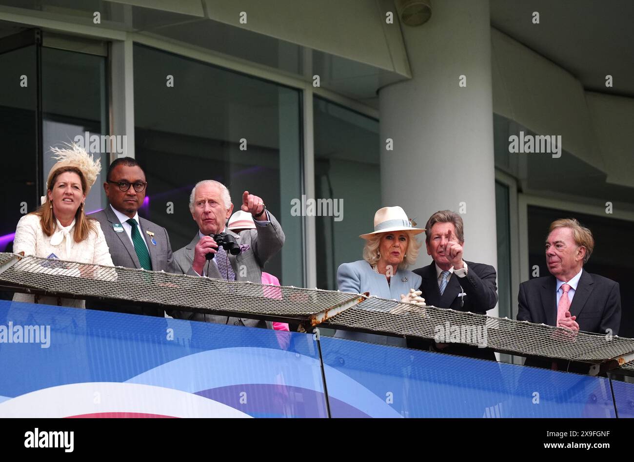 König Charles III., Königin Camilla, Rennmanager John Warren und Andrew Lloyd Webber am Ladies Day des Betfred Derby Festivals auf der Epsom Downs Racecourse. Bilddatum: Freitag, 31. Mai 2024. Stockfoto