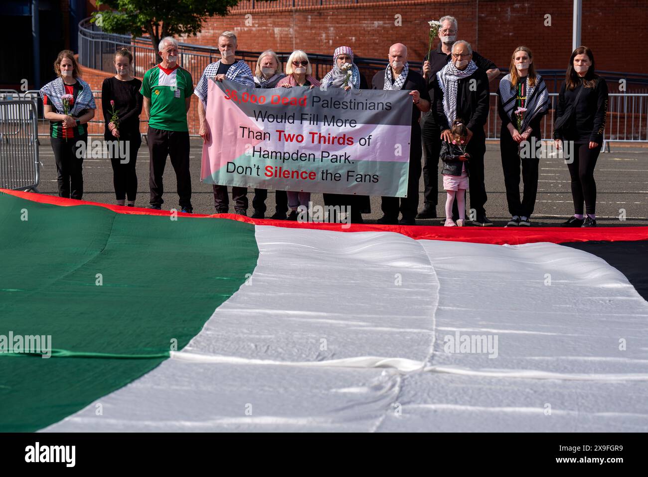 Aktivisten und Wohltätigkeitsorganisationen, darunter Show Israel the Red Card und Scottish Friends of Palestine, protestieren vor dem Qualifikationsspiel der Scotland Women gegen Israel Women Euro 2025 im Hampden Park in Glasgow und fordern einen sofortigen Waffenstillstand in Gaza. Bilddatum: Freitag, 31. Mai 2024. Stockfoto