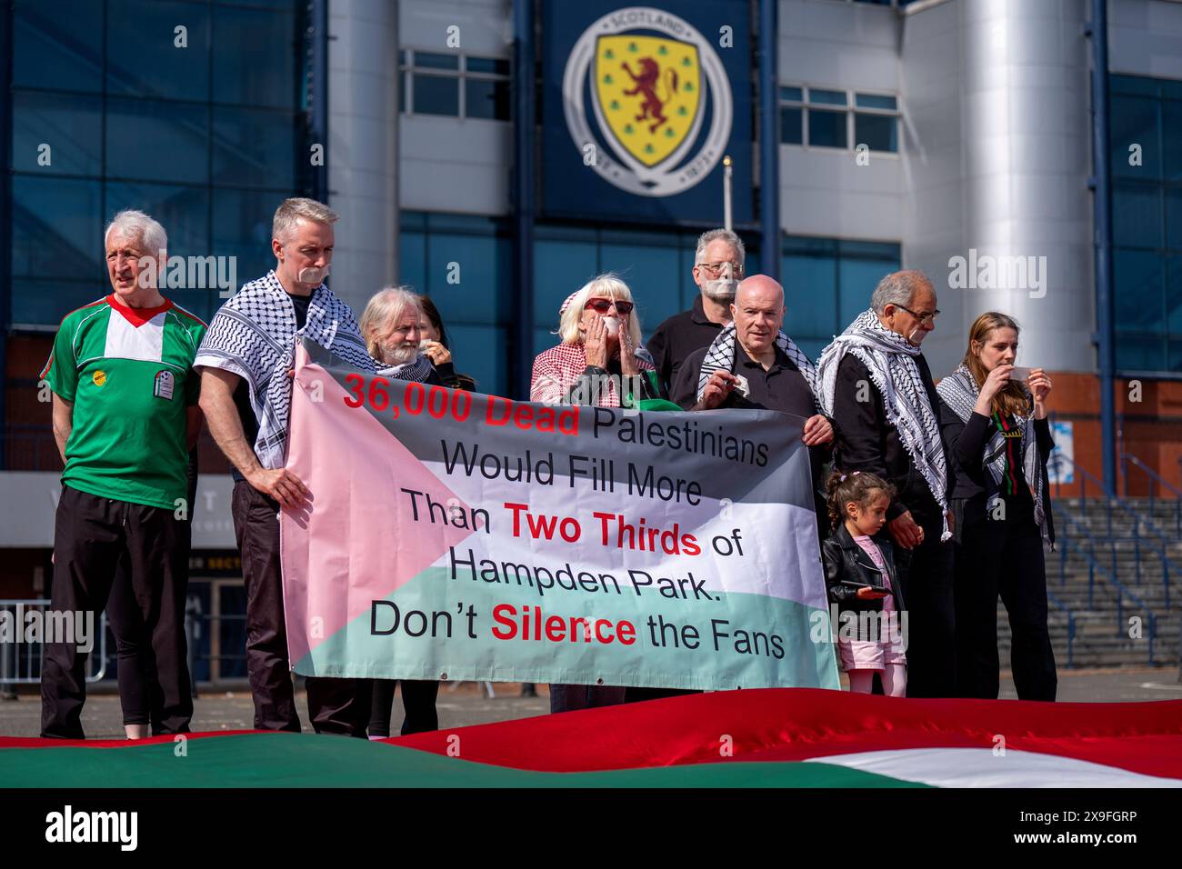 Aktivisten und Wohltätigkeitsorganisationen, darunter Show Israel the Red Card und Scottish Friends of Palestine, protestieren vor dem Qualifikationsspiel der Scotland Women gegen Israel Women Euro 2025 im Hampden Park in Glasgow und fordern einen sofortigen Waffenstillstand in Gaza. Bilddatum: Freitag, 31. Mai 2024. Stockfoto