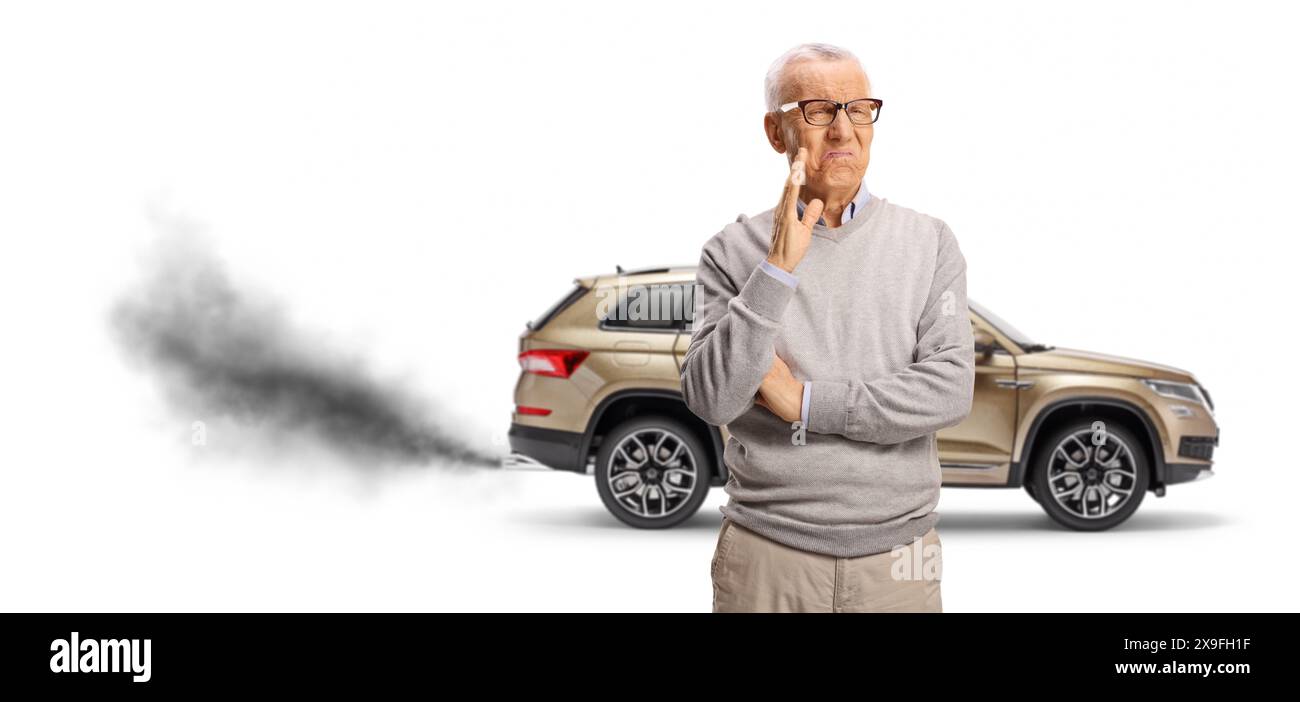 Älterer Mann vor einem Fahrzeug mit Abgasen, die gefährlich zu inhalieren sind, isoliert auf weißem Hintergrund Stockfoto