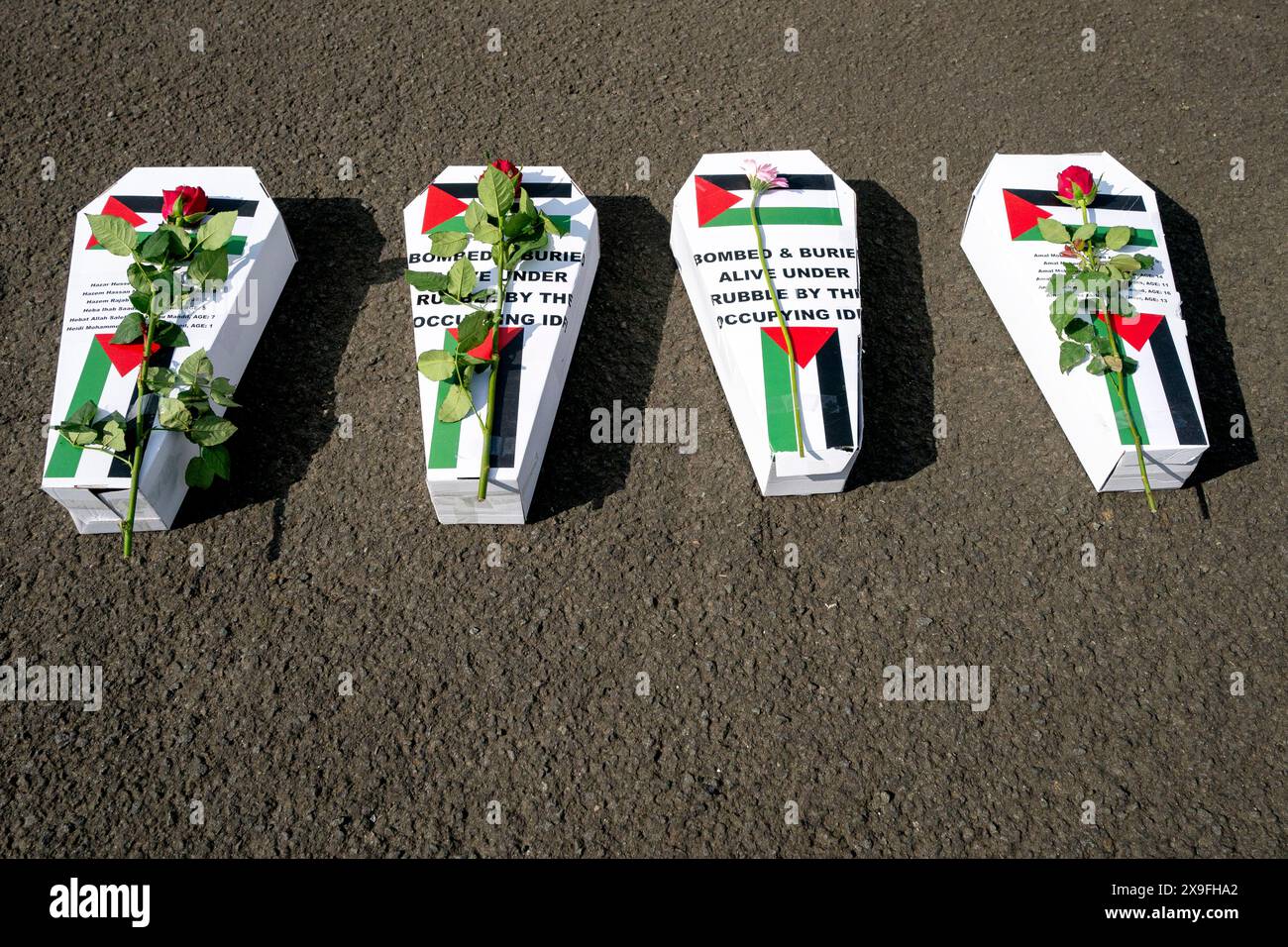 Aktivisten und Wohltätigkeitsorganisationen, darunter Show Israel the Red Card und Scottish Friends of Palestine, protestieren vor dem Qualifikationsspiel der Scotland Women gegen Israel Women Euro 2025 im Hampden Park in Glasgow und fordern einen sofortigen Waffenstillstand in Gaza. Bilddatum: Freitag, 31. Mai 2024. Stockfoto