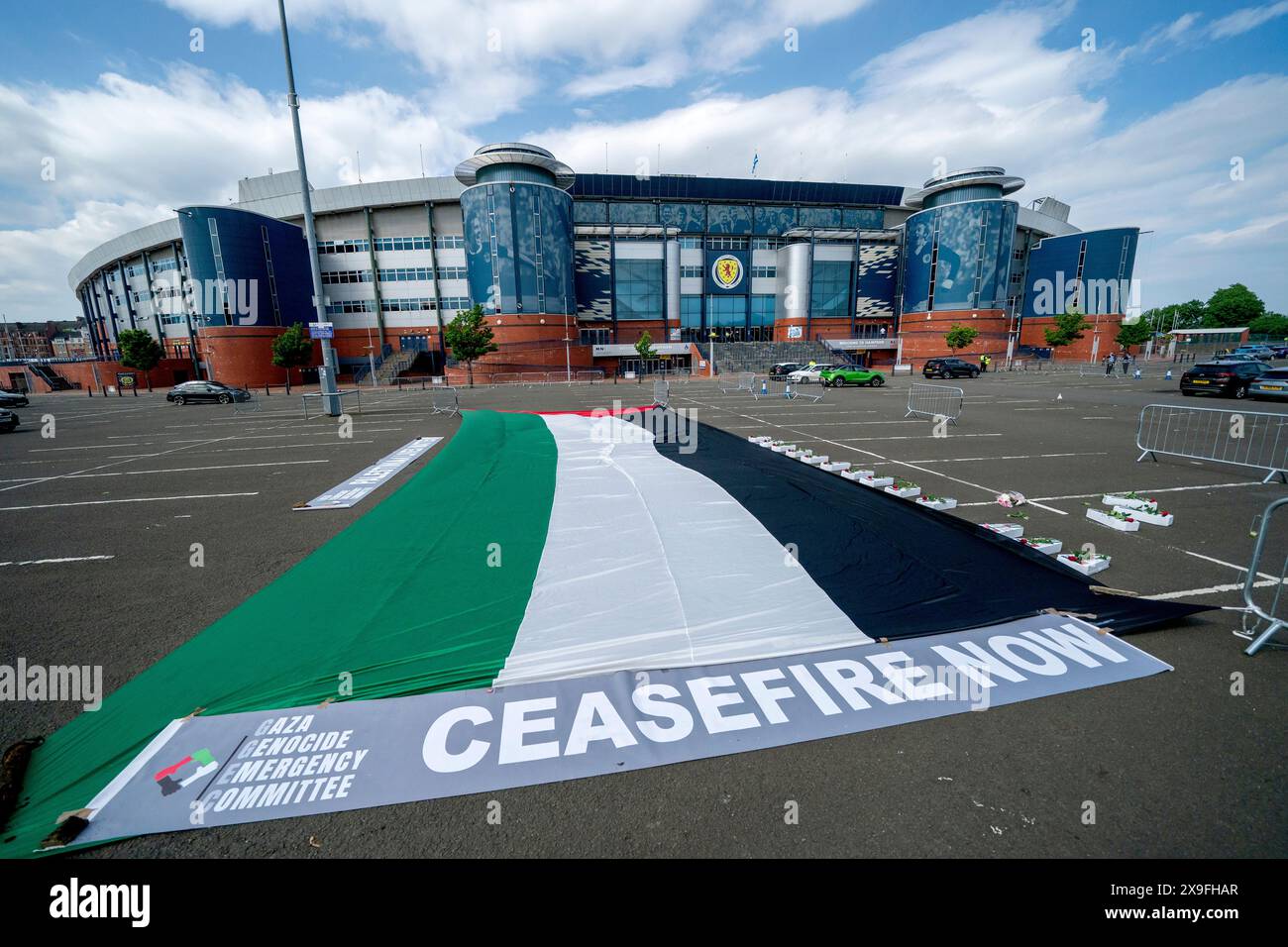 Aktivisten und Wohltätigkeitsorganisationen, darunter Show Israel the Red Card und Scottish Friends of Palestine, protestieren vor dem Qualifikationsspiel der Scotland Women gegen Israel Women Euro 2025 im Hampden Park in Glasgow und fordern einen sofortigen Waffenstillstand in Gaza. Bilddatum: Freitag, 31. Mai 2024. Stockfoto