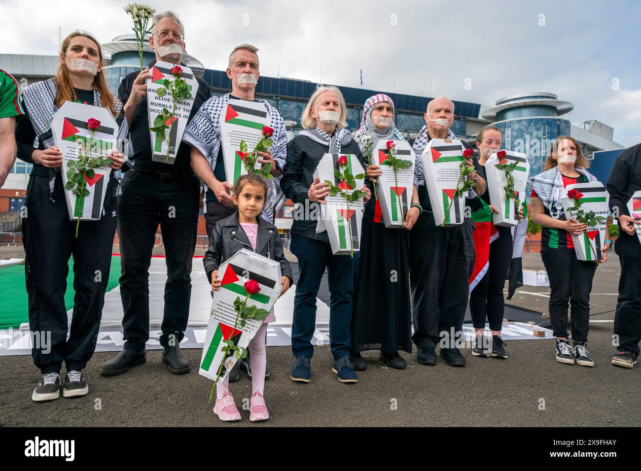 Aktivisten und Wohltätigkeitsorganisationen, darunter Show Israel the Red Card und Scottish Friends of Palestine, protestieren vor dem Qualifikationsspiel der Scotland Women gegen Israel Women Euro 2025 im Hampden Park in Glasgow und fordern einen sofortigen Waffenstillstand in Gaza. Bilddatum: Freitag, 31. Mai 2024. Stockfoto
