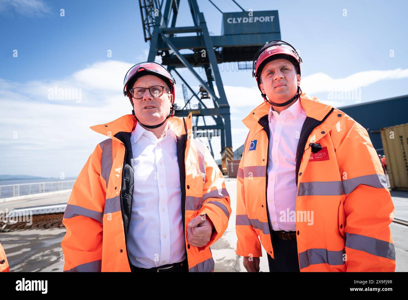 Der Vorsitzende der Labour Party Sir Keir Starmer (links) und der schottische Labour-Führer Anas Sarwar im Hafen von Greenock während der Wahlkampagne. Bilddatum: Freitag, 31. Mai 2024. Stockfoto