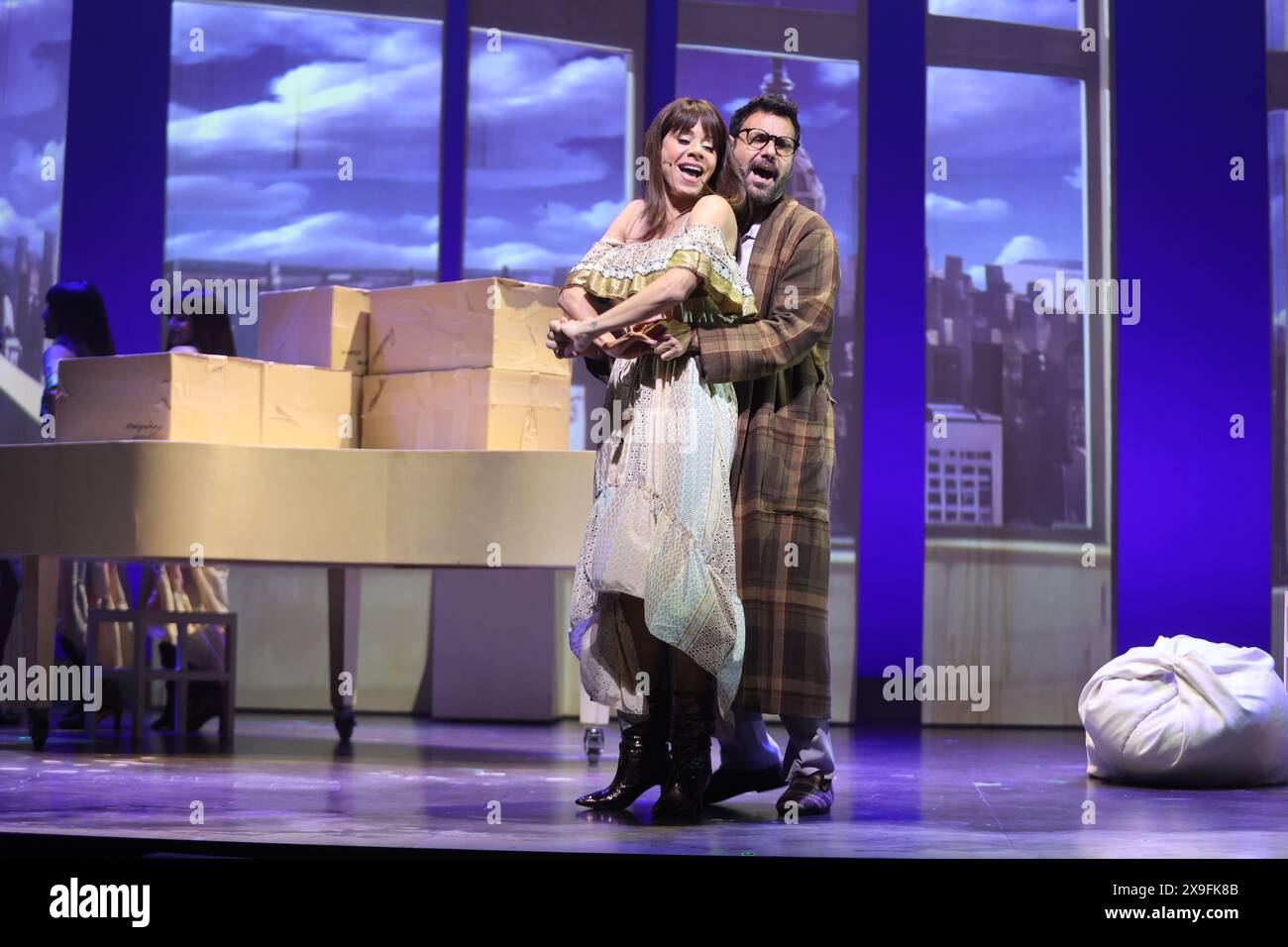 31. Mai 2024: 31. Mai 2024 (Malaga) das Musical „Playing Our Song“, „A romantic Comedy, Tender and Crazy“, unter der Regie von Antonio Banderas, endet am 6. Juni im Soho CaixaBank Theatre in Malaga, wo es bis zum 14. Juli weitergeführt wird. Ein Werk „der Wohlfahrt“, da die Zuschauer, nach den eigenen Eindrücken von Banderas, das Theater verlassen werden, „nachdem sie eine Atmosphäre in positiver und optimistischer Weise auf das Leben eingeatmet haben“ (Credit Image: © Lorenzo Carnero/ZUMA Press Wire) NUR REDAKTIONELLE VERWENDUNG! Nicht für kommerzielle ZWECKE! Stockfoto