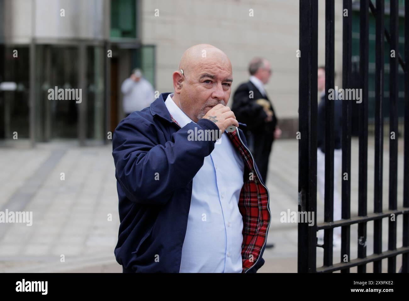 Paul McIntyre verlässt Laganside Court, Belfast, wo er und zwei andere Männer, Jordan Devin und Peter Cavanagh, wegen Mordes an der Journalistin Lyra McKee in Belfast angeklagt sind. Frau McKee, 29, starb, nachdem sie am 18. April 2019 während der Unruhen in der Creggan-Gegend von Derry von einer Kugel getroffen wurde. Bilddatum: Freitag, 31. Mai 2024. Stockfoto