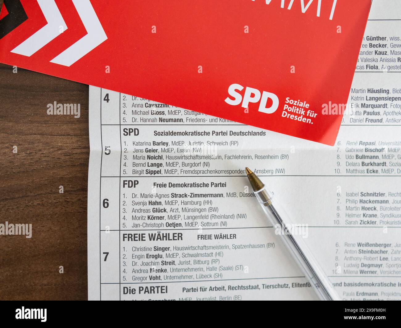 Stimmzettel zur Europawahl mit einem Flyer der SPD. Sozialdemokratische Partei zu den Abstimmungsdokumenten für das EU-parlament. Stockfoto