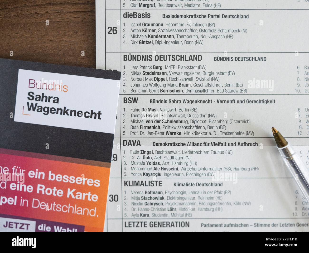 Stimmzettel zur Europawahl mit einem Flyer der BSW-Partei. Bündnis Sahra Wagenknecht zu den Abstimmungsdokumenten für das EU-parlament. Stockfoto