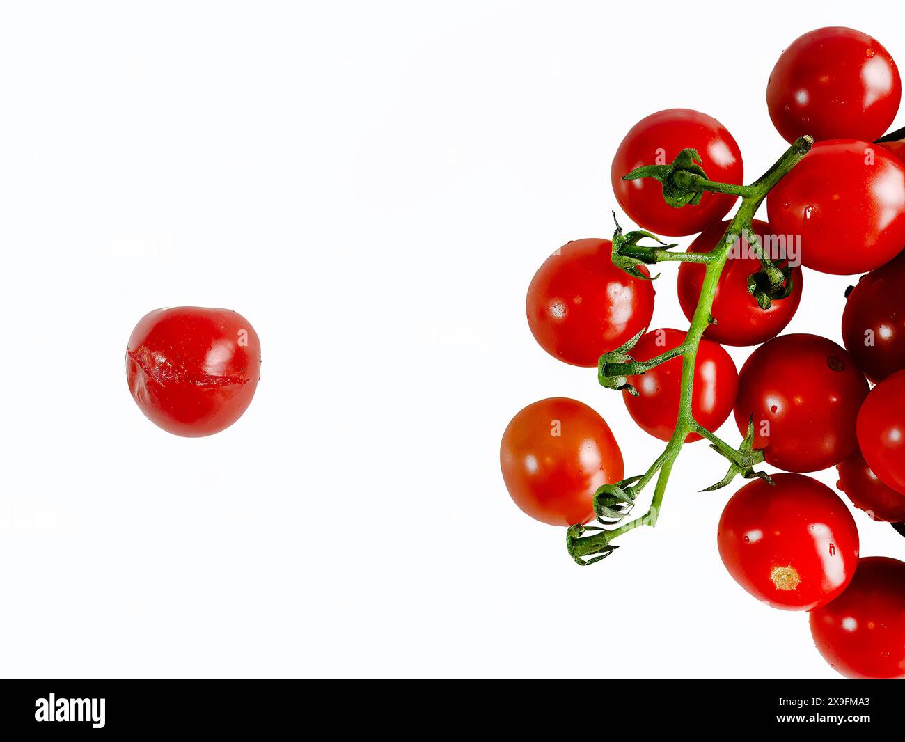 Frische rote Kirschtomaten mit weißem Hintergrund, eine Fäulnis, Gemüse, veganes Essen, Rohstoff, Tapete, Business-Konzept für Bio-Lebensmittel Stockfoto