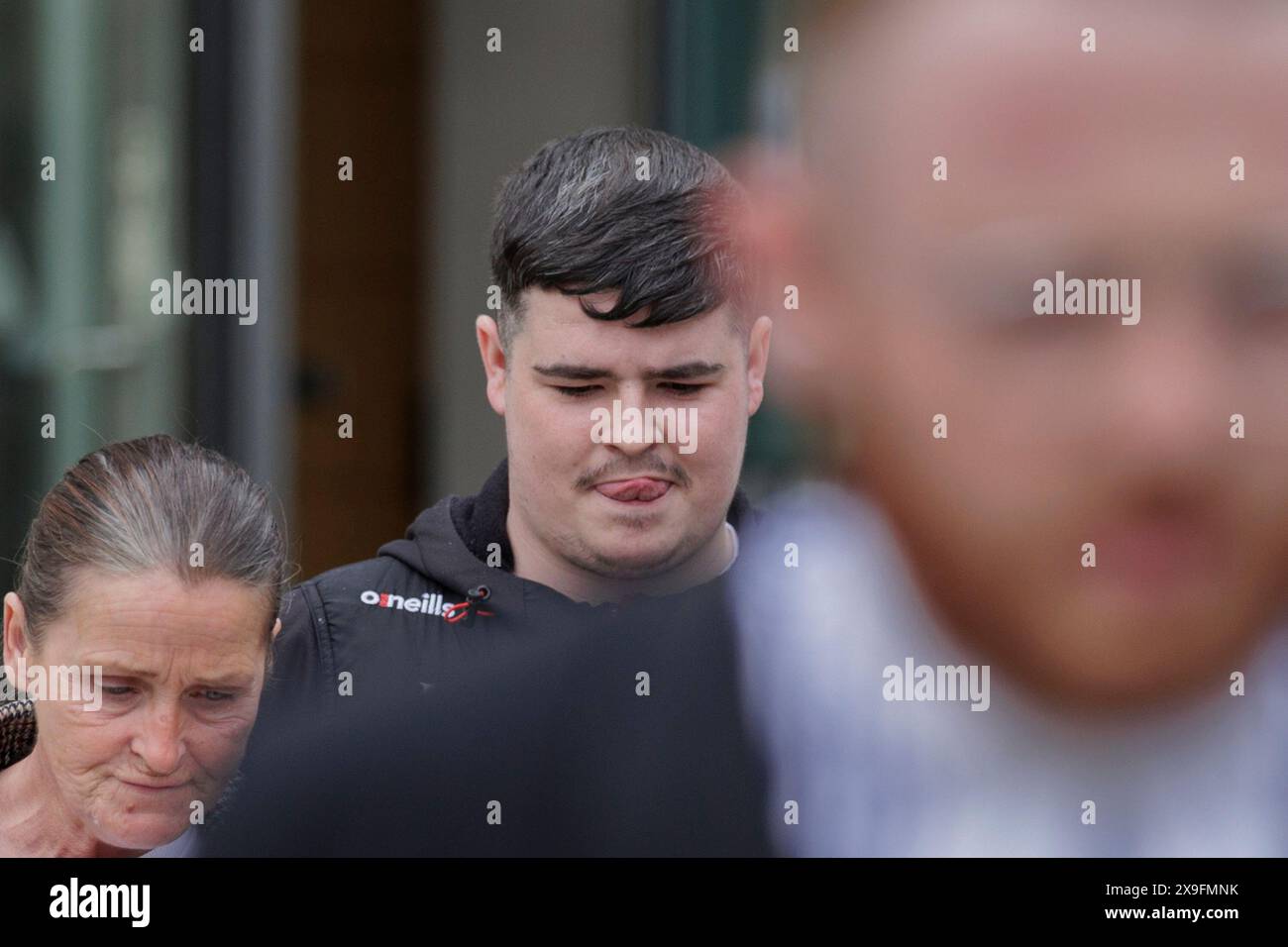 Jordan Devine (Mitte) verlässt Laganside Court in Belfast, wo er und zwei andere Männer Paul McIntyre und Peter Cavanagh wegen Mordes an der Journalistin Lyra McKee aus Belfast vor Gericht stehen. Frau McKee, 29, starb, nachdem sie am 18. April 2019 während der Unruhen in der Creggan-Gegend von Derry von einer Kugel getroffen wurde. Bilddatum: Freitag, 31. Mai 2024. Stockfoto