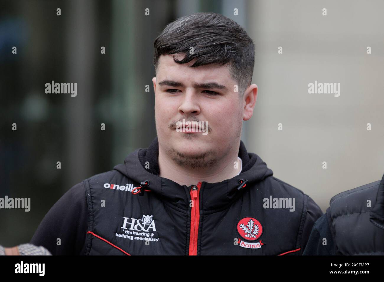 Jordan Devine verlässt Laganside Court in Belfast, wo er und zwei andere Männer Paul McIntyre und Peter Cavanagh wegen Mordes an der Journalistin Lyra McKee vor Gericht stehen. Frau McKee, 29, starb, nachdem sie am 18. April 2019 während der Unruhen in der Creggan-Gegend von Derry von einer Kugel getroffen wurde. Bilddatum: Freitag, 31. Mai 2024. Stockfoto