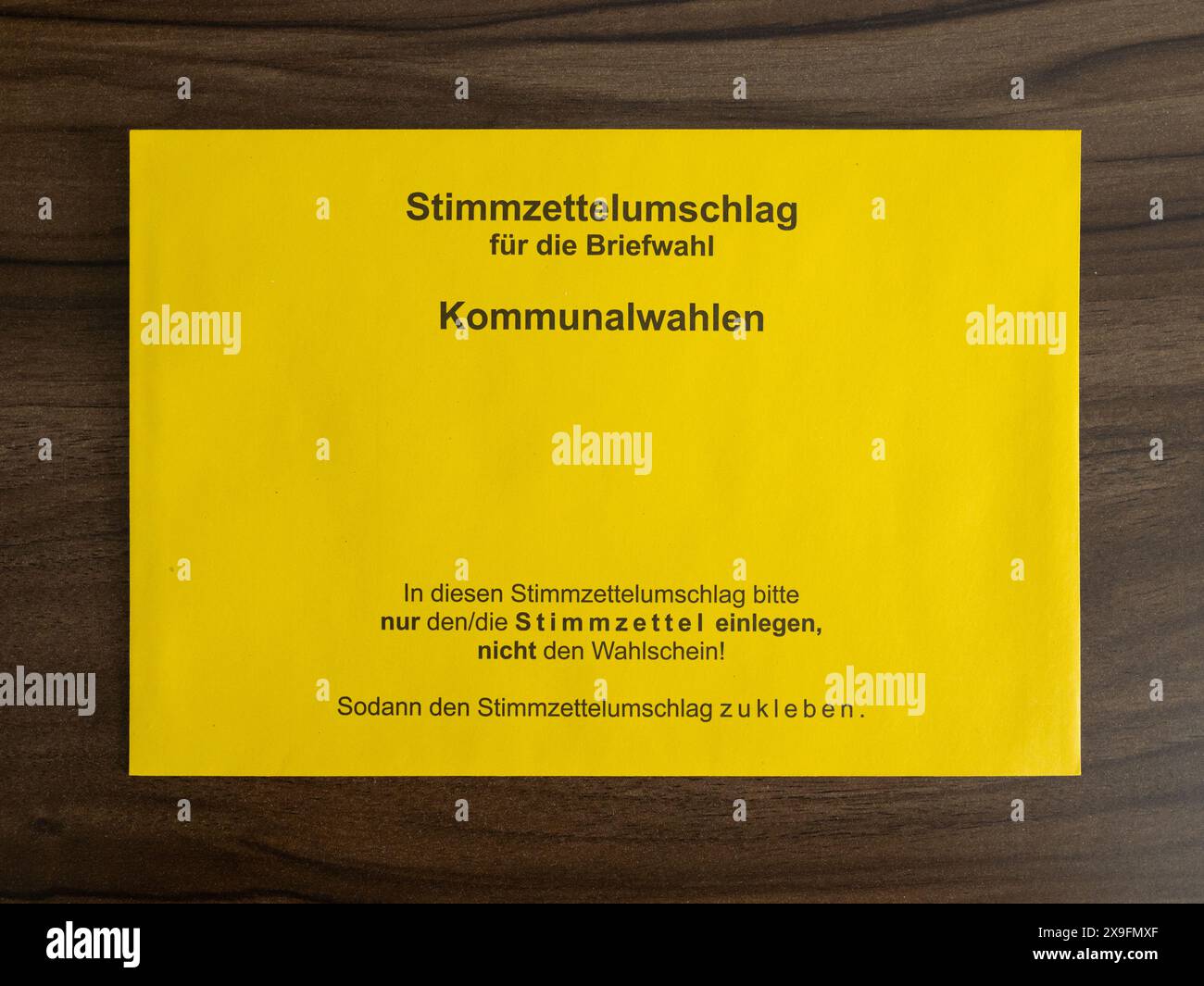 Stimmzettelumschlag der Kommunalwahlen 2024 in Dresden, Sachsen. Postalische Wahldokumente in Deutschland. Stockfoto