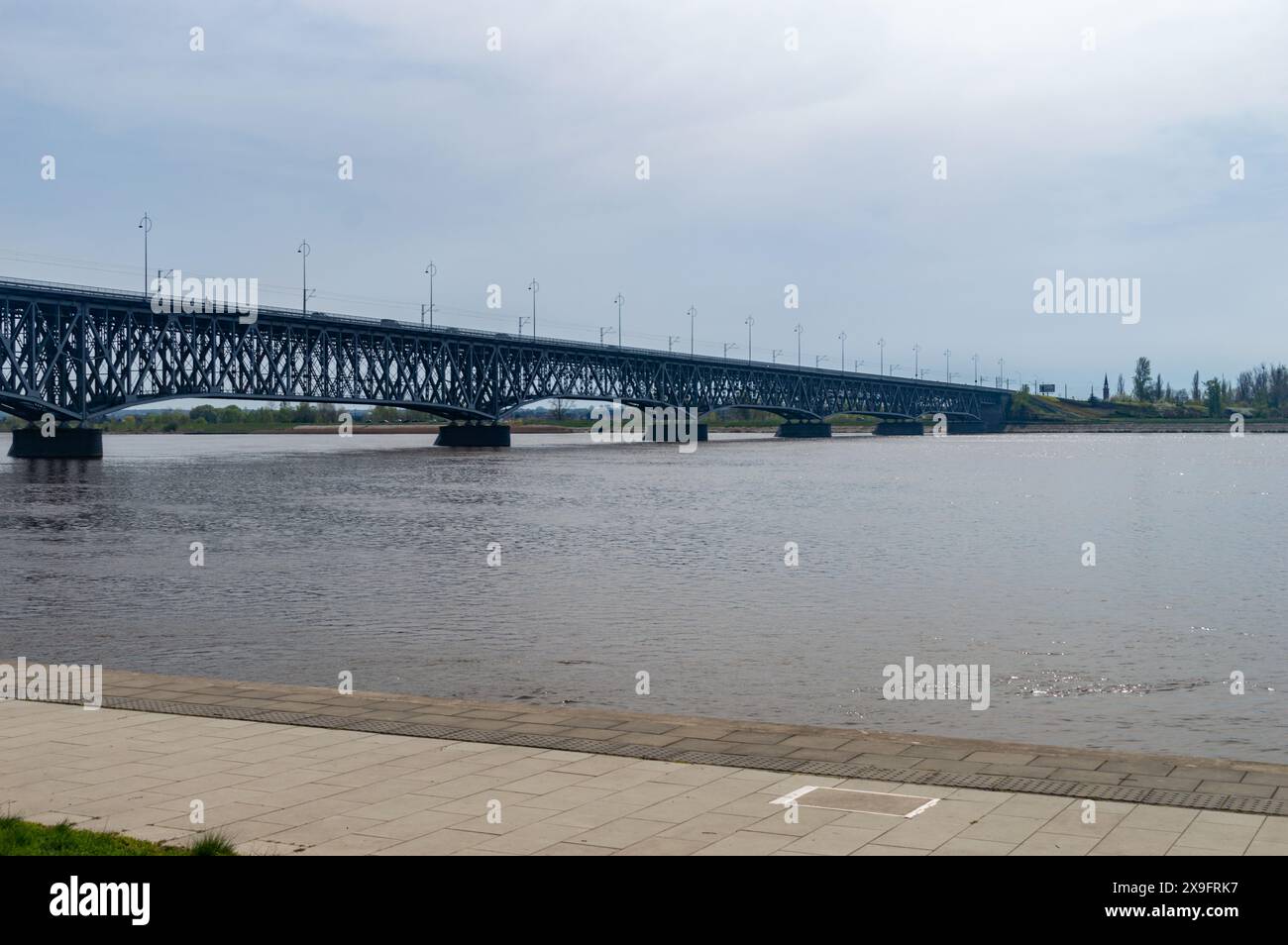 Plock, Polen - 7. April 2024: Weichsel und Pilsudski-Brücke der Legionen von Marschall Jozef. Stockfoto