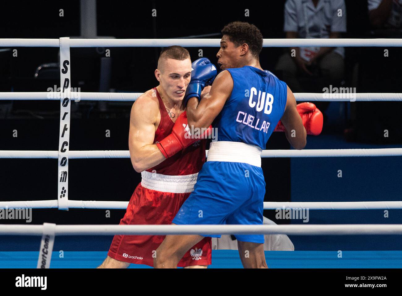 Bangkok, Thailand. 31. Mai 2024. Damian Durkacz (Rot) aus Polen im Kampf gegen Jorge Cuellar (Blau) aus Kuba während des 2. WM-Qualifikationsturniers in Paris im Indoor-Stadion Huamark. Damian Durkacz aus Polen erhielt bei den Olympischen Spielen 2024 in Paris eine Quote von 71 kg, nachdem er Jorge Cuellar aus Kuba gewonnen hatte. (Foto: Peerapon Boonyakiat/SOPA Images/SIPA USA) Credit: SIPA USA/Alamy Live News Stockfoto