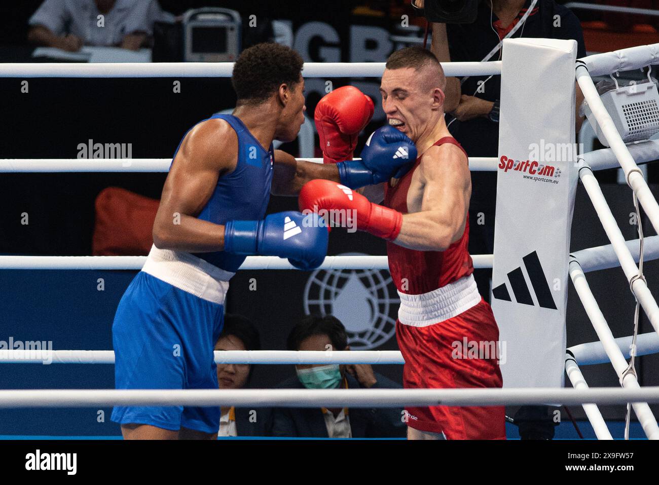 Bangkok, Thailand. 31. Mai 2024. Damian Durkacz (Rot) aus Polen im Kampf gegen Jorge Cuellar (Blau) aus Kuba während des 2. WM-Qualifikationsturniers in Paris im Indoor-Stadion Huamark. Damian Durkacz aus Polen erhielt bei den Olympischen Spielen 2024 in Paris eine Quote von 71 kg, nachdem er Jorge Cuellar aus Kuba gewonnen hatte. (Foto: Peerapon Boonyakiat/SOPA Images/SIPA USA) Credit: SIPA USA/Alamy Live News Stockfoto