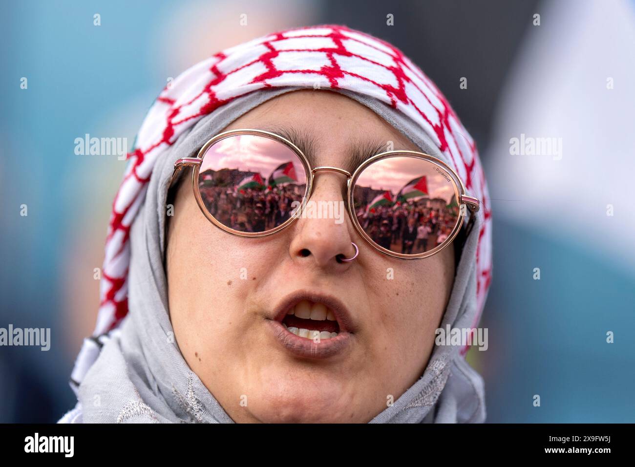 Aktivisten und Wohltätigkeitsorganisationen, darunter Show Israel the Red Card und Scottish Friends of Palestine, protestieren vor dem Qualifikationsspiel der Scotland Women gegen Israel Women Euro 2025 im Hampden Park in Glasgow und fordern einen sofortigen Waffenstillstand in Gaza. Bilddatum: Freitag, 31. Mai 2024. Stockfoto