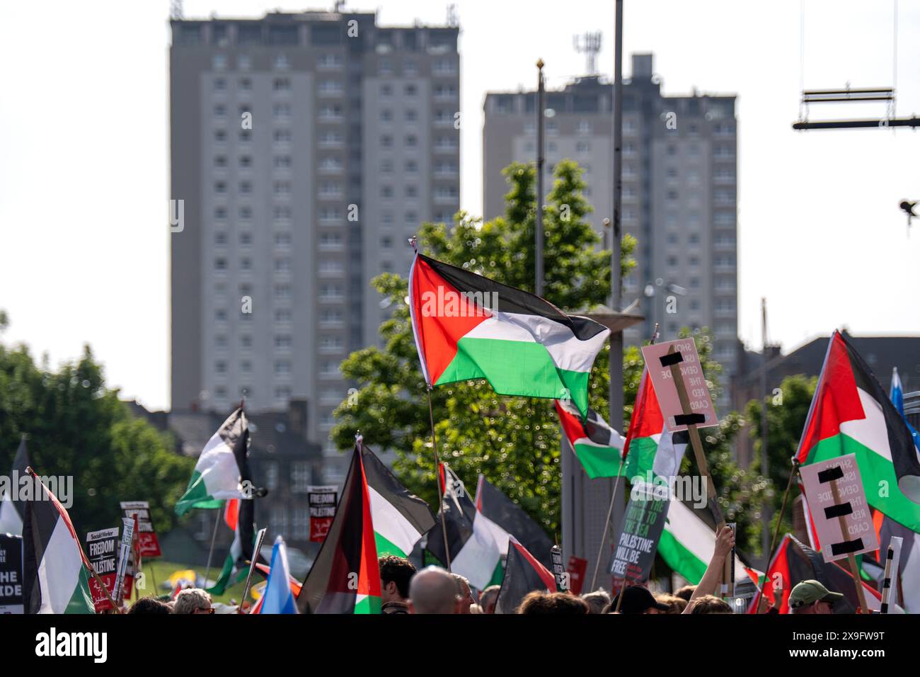 Aktivisten und Wohltätigkeitsorganisationen, darunter Show Israel the Red Card und Scottish Friends of Palestine, protestieren vor dem Qualifikationsspiel der Scotland Women gegen Israel Women Euro 2025 im Hampden Park in Glasgow und fordern einen sofortigen Waffenstillstand in Gaza. Bilddatum: Freitag, 31. Mai 2024. Stockfoto