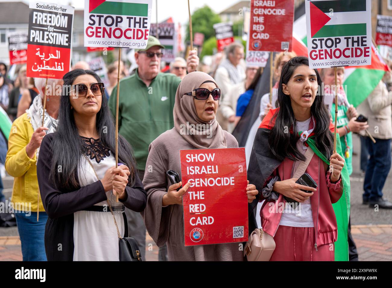 Aktivisten und Wohltätigkeitsorganisationen, darunter Show Israel the Red Card und Scottish Friends of Palestine, protestieren vor dem Qualifikationsspiel der Scotland Women gegen Israel Women Euro 2025 im Hampden Park in Glasgow und fordern einen sofortigen Waffenstillstand in Gaza. Bilddatum: Freitag, 31. Mai 2024. Stockfoto