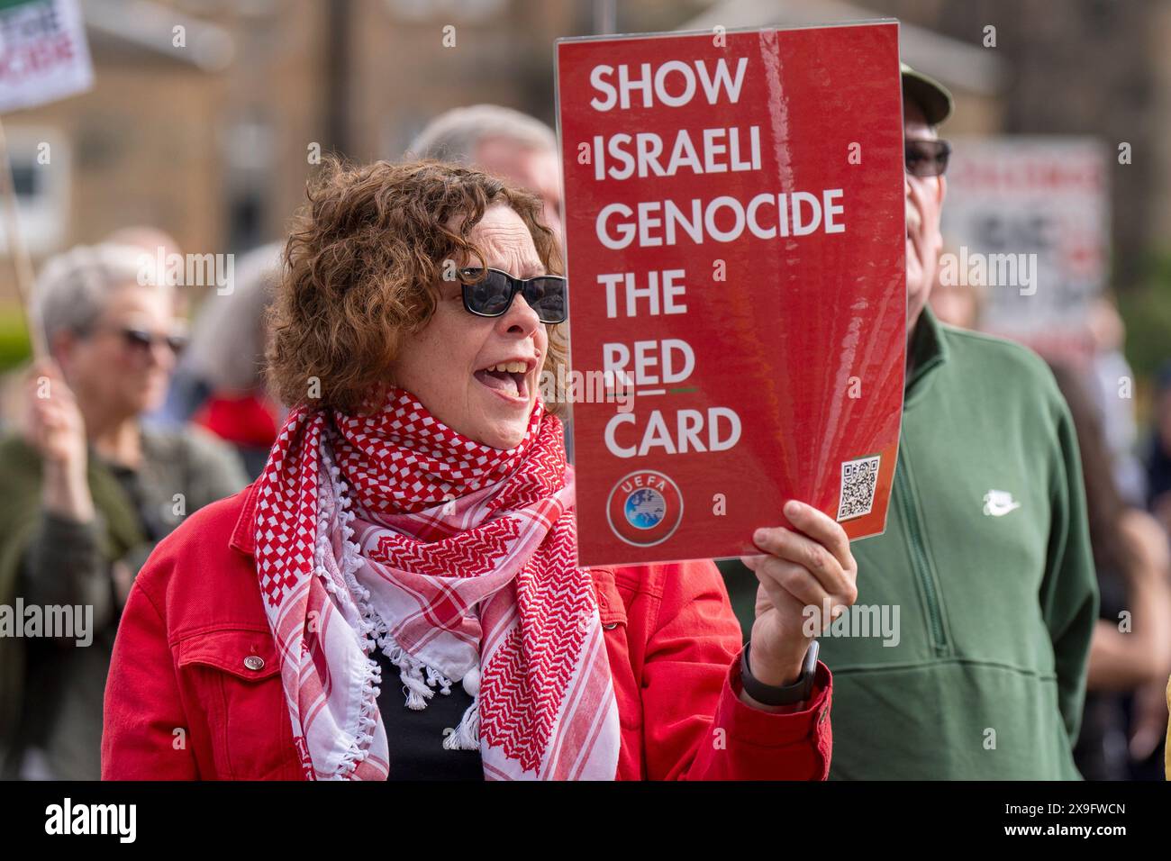 Aktivisten und Wohltätigkeitsorganisationen, darunter Show Israel the Red Card und Scottish Friends of Palestine, protestieren vor dem Qualifikationsspiel der Scotland Women gegen Israel Women Euro 2025 im Hampden Park in Glasgow und fordern einen sofortigen Waffenstillstand in Gaza. Bilddatum: Freitag, 31. Mai 2024. Stockfoto