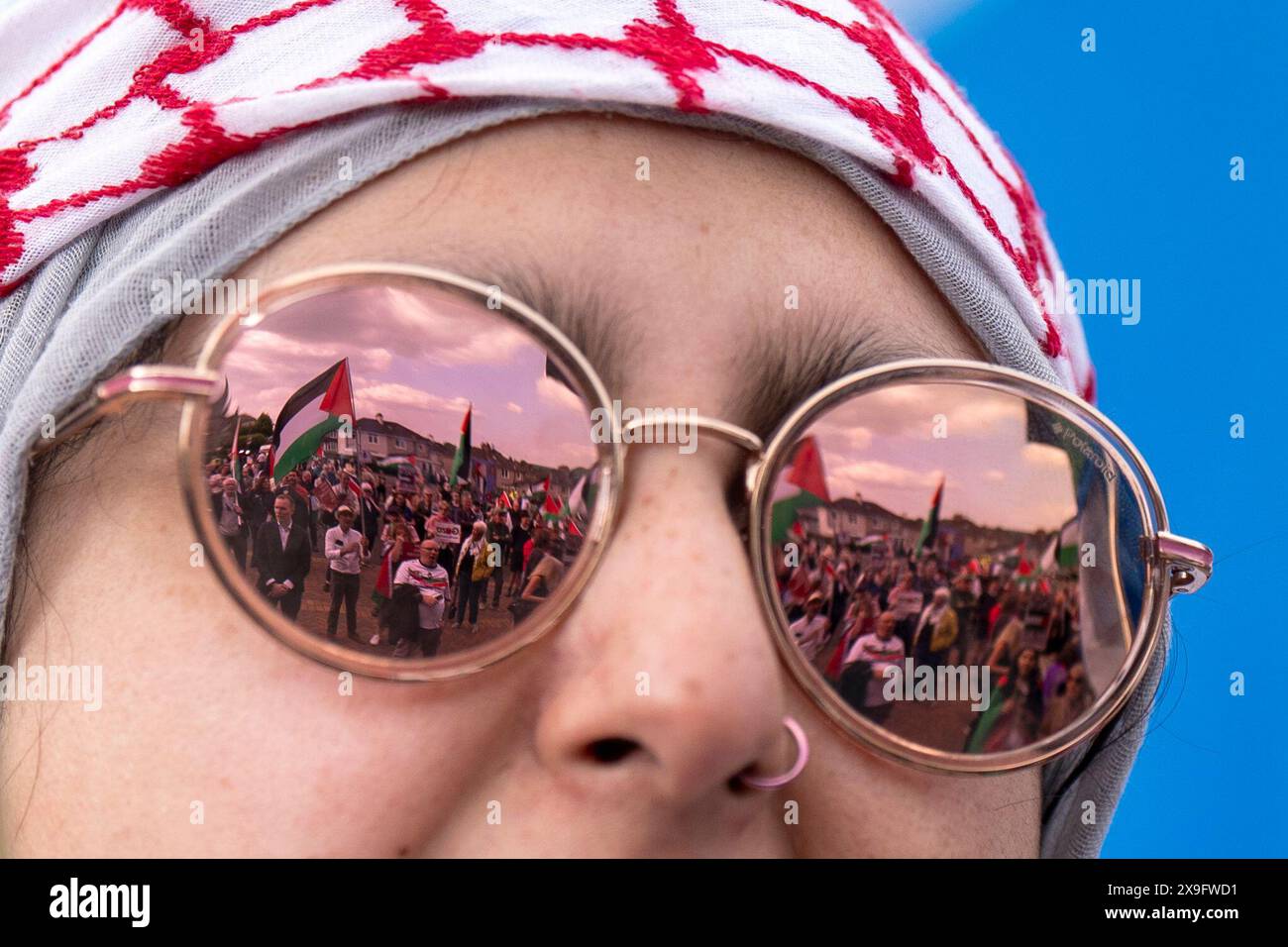 Aktivisten und Wohltätigkeitsorganisationen, darunter Show Israel the Red Card und Scottish Friends of Palestine, protestieren vor dem Qualifikationsspiel der Scotland Women gegen Israel Women Euro 2025 im Hampden Park in Glasgow und fordern einen sofortigen Waffenstillstand in Gaza. Bilddatum: Freitag, 31. Mai 2024. Stockfoto