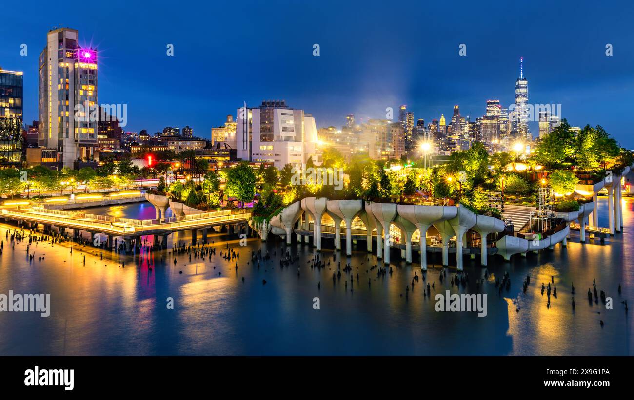Blick auf die Skyline von Lower Manhattan in der Abenddämmerung Stockfoto