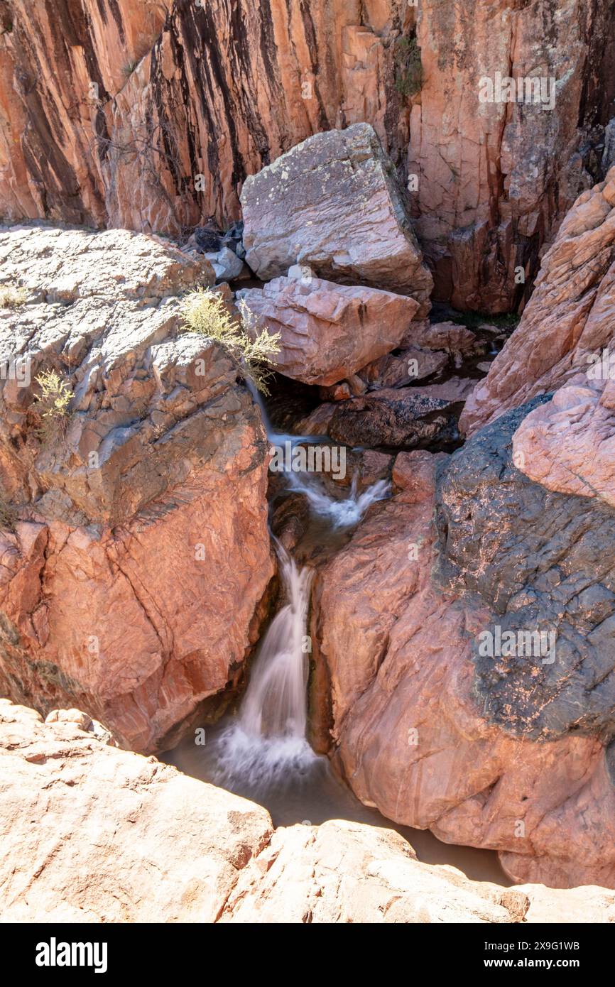Wundervolle Wasserfälle entlang des herrlichen Water Wheel Falls Wander Trail in der Nähe von Peyson, Arizona (USA). Verführerisch, Erstaunlich, Atemberaubend, Fesselnd, Stockfoto