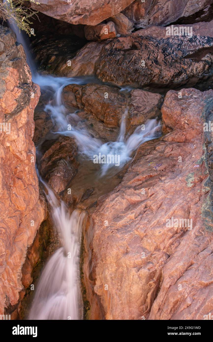 Wundervolle Wasserfälle entlang des herrlichen Water Wheel Falls Wander Trail in der Nähe von Peyson, Arizona (USA). Verführerisch, Erstaunlich, Atemberaubend, Fesselnd, Stockfoto