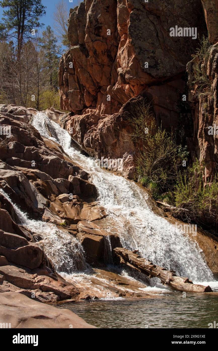 Wundervolle Wasserfälle entlang des herrlichen Water Wheel Falls Wander Trail in der Nähe von Peyson, Arizona (USA). Verführerisch, Erstaunlich, Atemberaubend, Fesselnd, Stockfoto