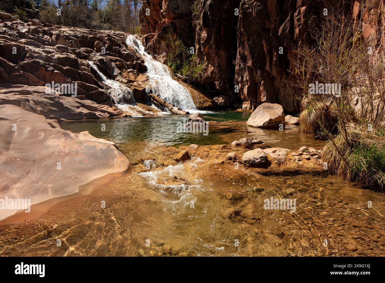 Wundervolle Wasserfälle entlang des herrlichen Water Wheel Falls Wander Trail in der Nähe von Peyson, Arizona (USA). Verführerisch, Erstaunlich, Atemberaubend, Fesselnd, Stockfoto