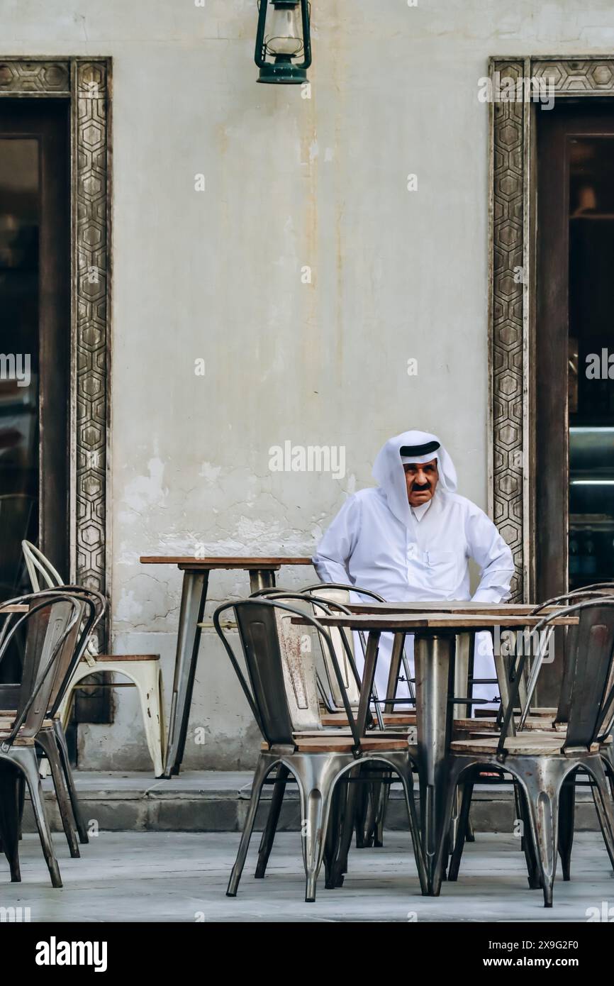 Doha, Katar - 1. Mai 2024: Traditioneller katarischer Mann im Souq Waqif in Doha Stockfoto