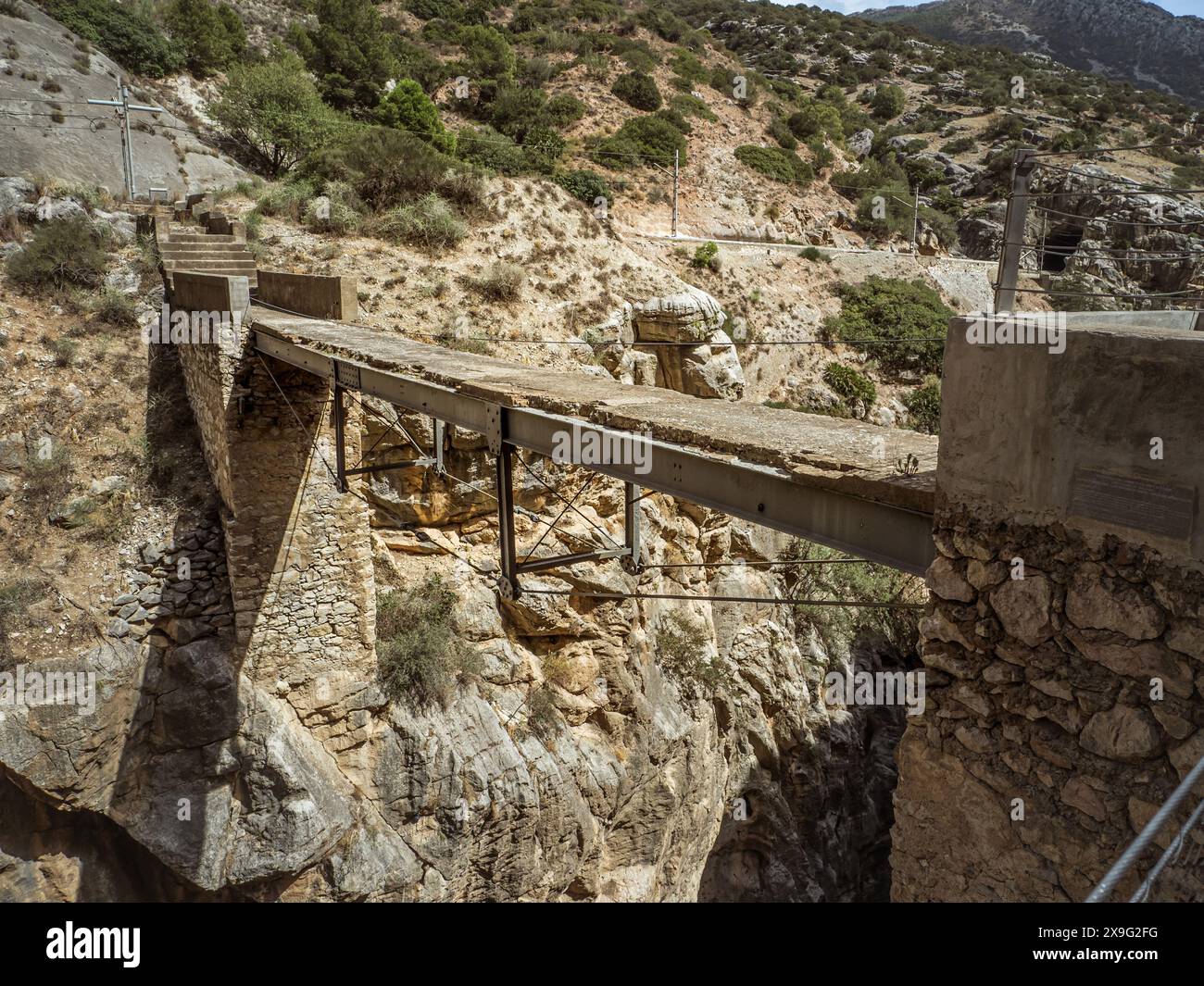 Die alte Ruine der Wegebrücke über den Fluss Guadalhorce am El Caminito del Rey in Andalusien, Malaga, Spanien Stockfoto