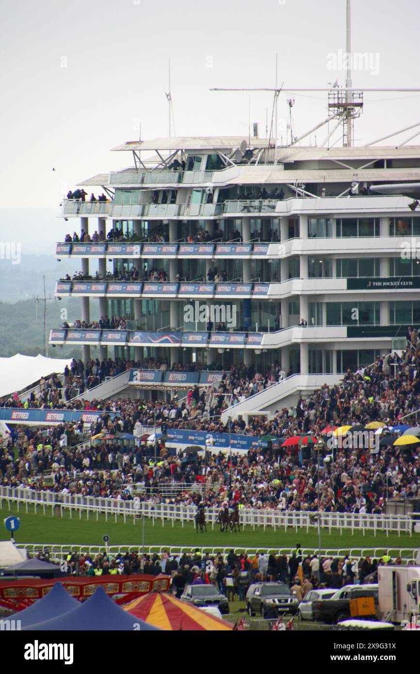 Epsom Downs Surrey, Großbritannien. 31. Mai 2024. Die Läufer und Fahrer passieren die Tribüne auf dem Weg zum Start des Holland Cooper Coronation Cup. 1,5 km und 4 Furlongs in Epsom Downs. Das Rennen wurde von Ryan Moore gewonnen. Quelle: Julia Gavin/Alamy Live News Stockfoto