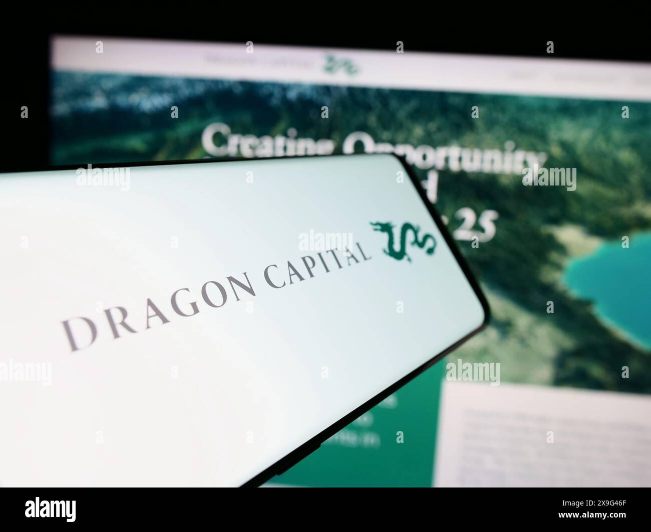 Handy mit Logo der vietnamesischen Firma Dragon Capital Group Limited vor der Business-Website. Konzentrieren Sie sich auf die Mitte des Telefondisplays. Stockfoto