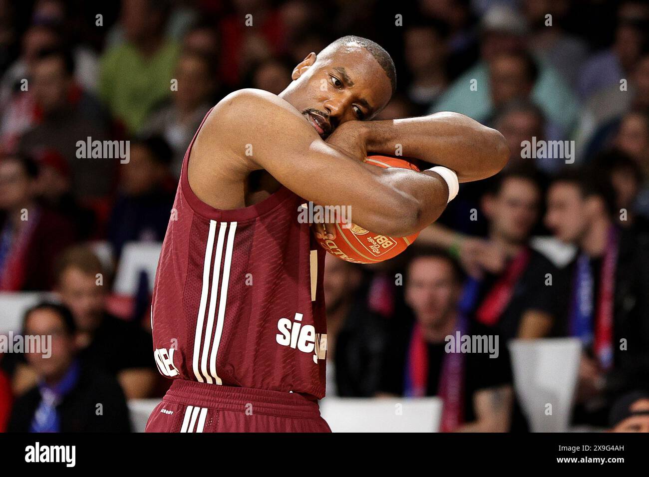 Serge Ibaka (Bayern Basketball, #14) umarmt den Ball. GER, FC Bayern Basketball vs. Würzburg Baskets, Basketball, 1.Bundesliga, Playoffs, Halbfinale Spiel 2, Saison 2023/2024, 31.05.2024, Foto: Eibner-Pressefoto/Marcel Engelbrecht Stockfoto