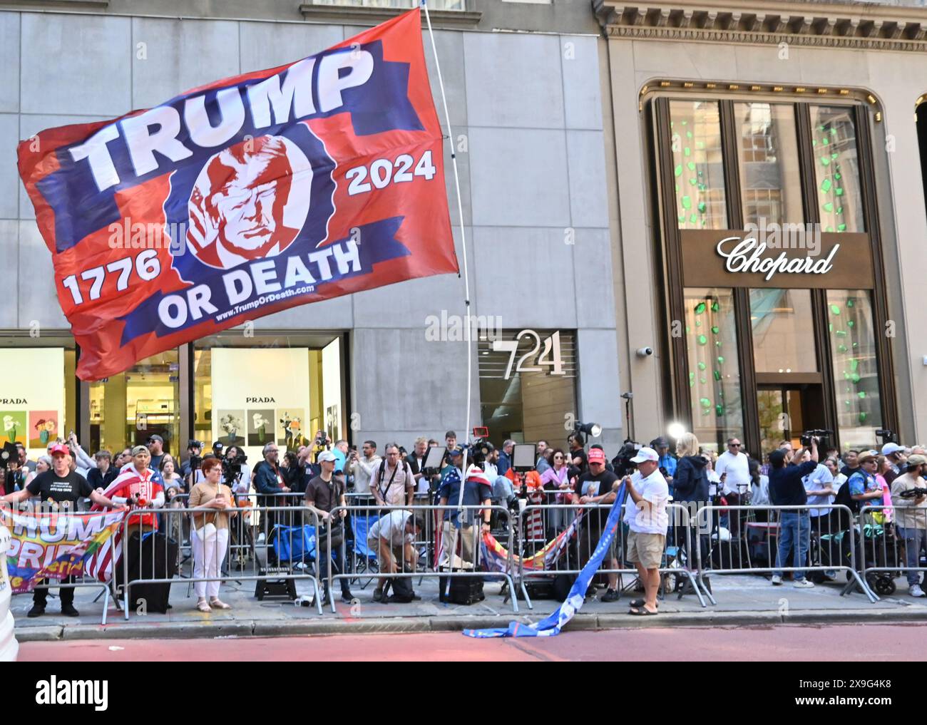 New York, New York, USA. 31. Mai 2024. Trump-Anhänger und andere versammeln sich vor dem Trump Tower an der Fifth Avenue vor der Pressekonferenz um 11 Uhr nach dem Schweigegeldprozess. (Kreditbild: © Andrea Renault/ZUMA Press Wire) NUR REDAKTIONELLE VERWENDUNG! Nicht für kommerzielle ZWECKE! Stockfoto