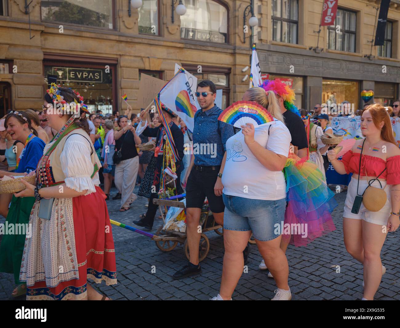 Prag, Tschechische Republik - 12. August 2023: Stolz-Monat in der Altstadt. Prager Pride Festival Parade. festivalteilnehmer in verschiedenen Kostümen, t Stockfoto